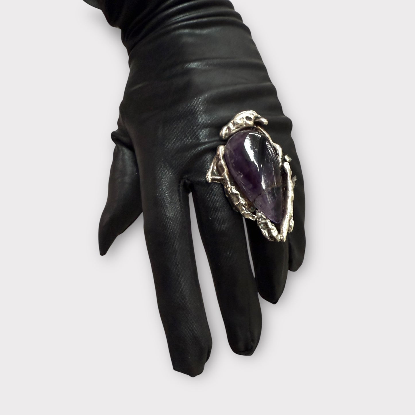 Earth’s Vein Amethyst Ring