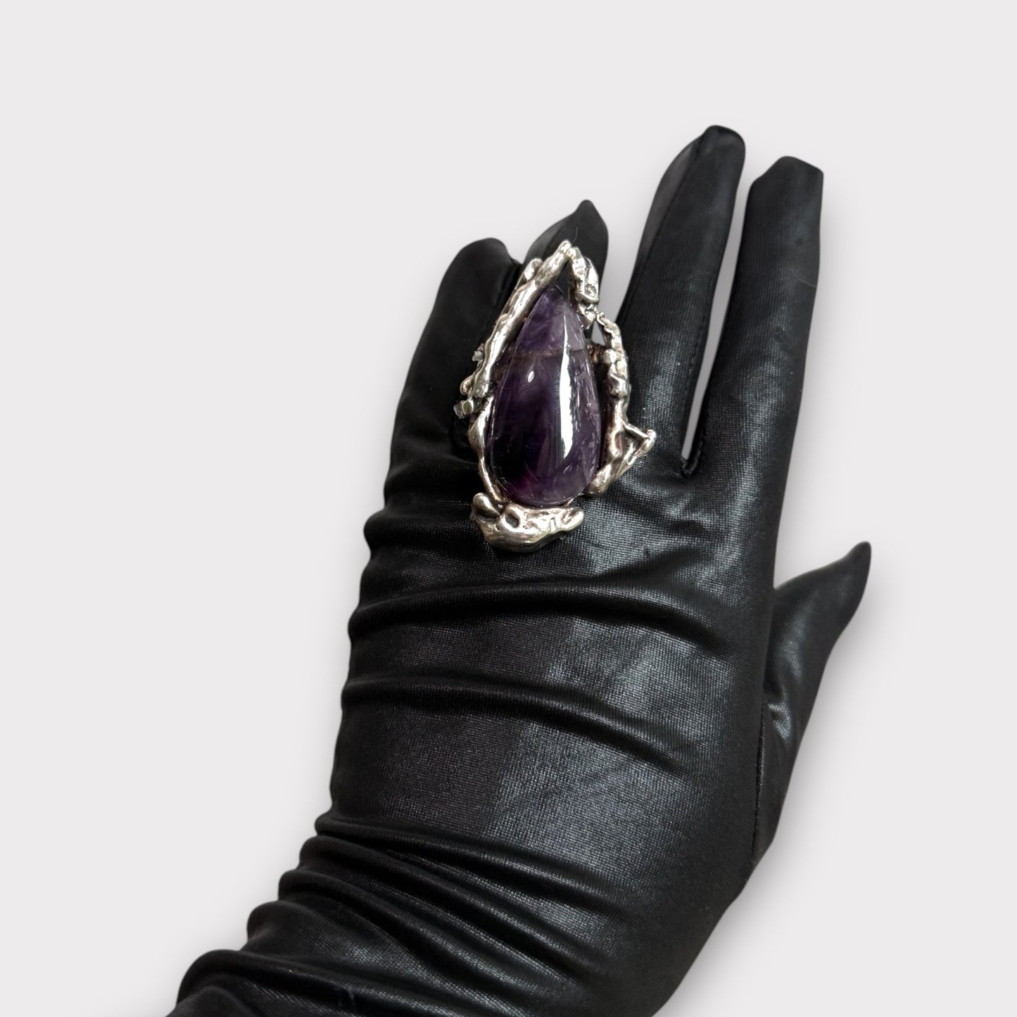 Earth’s Vein Amethyst Ring