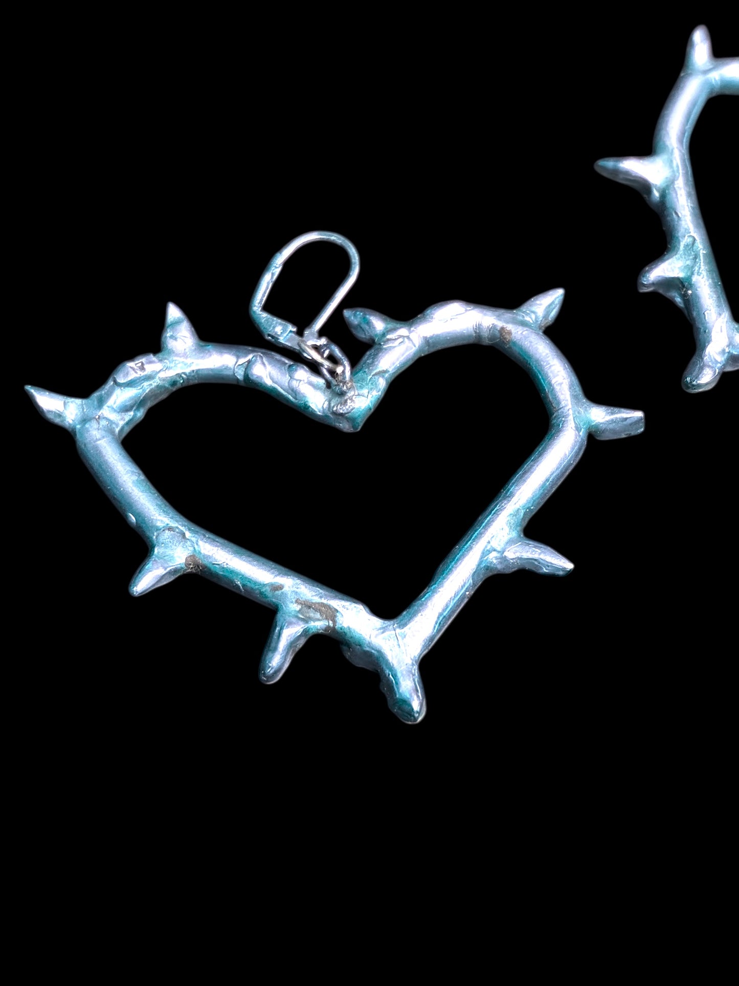 Thorn Hearts Earrings  (White Bronze)
