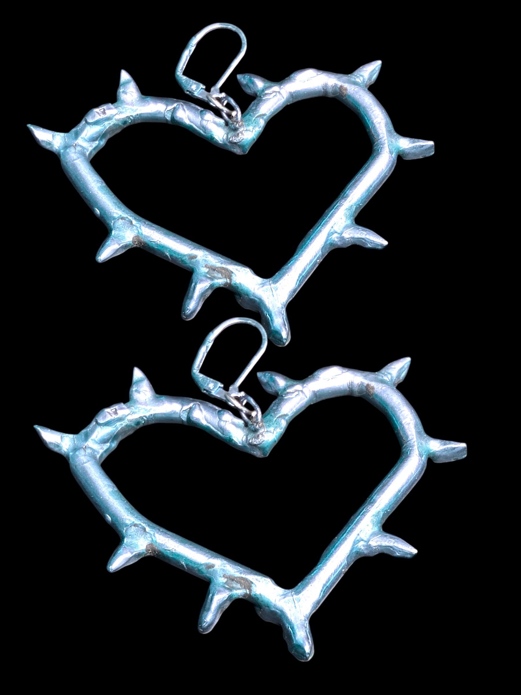 Thorn Hearts Earrings  (White Bronze)